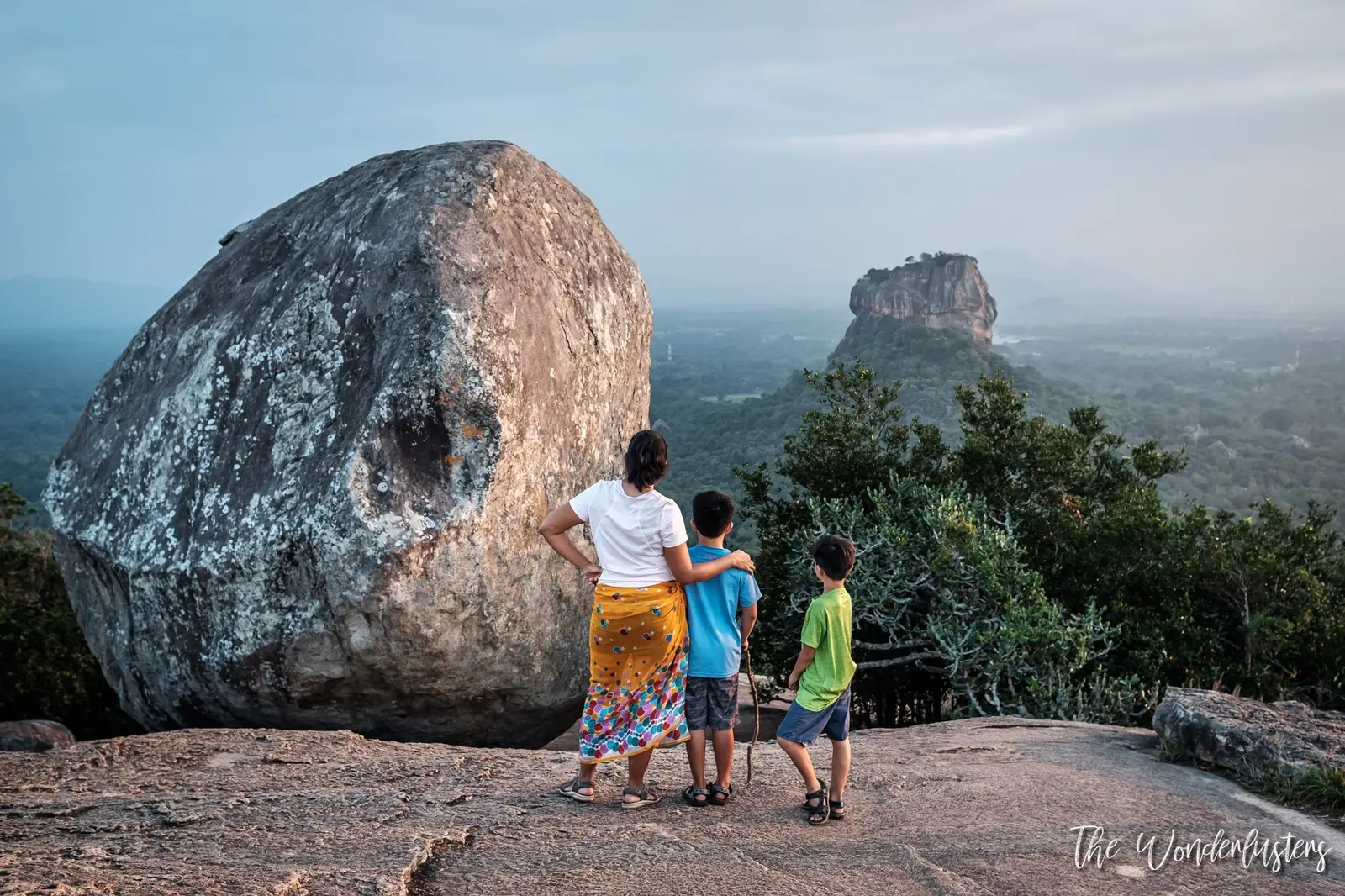 Vue du rocher de Sigiriya depuis le rocher de Pidurangala, Sri Lanka