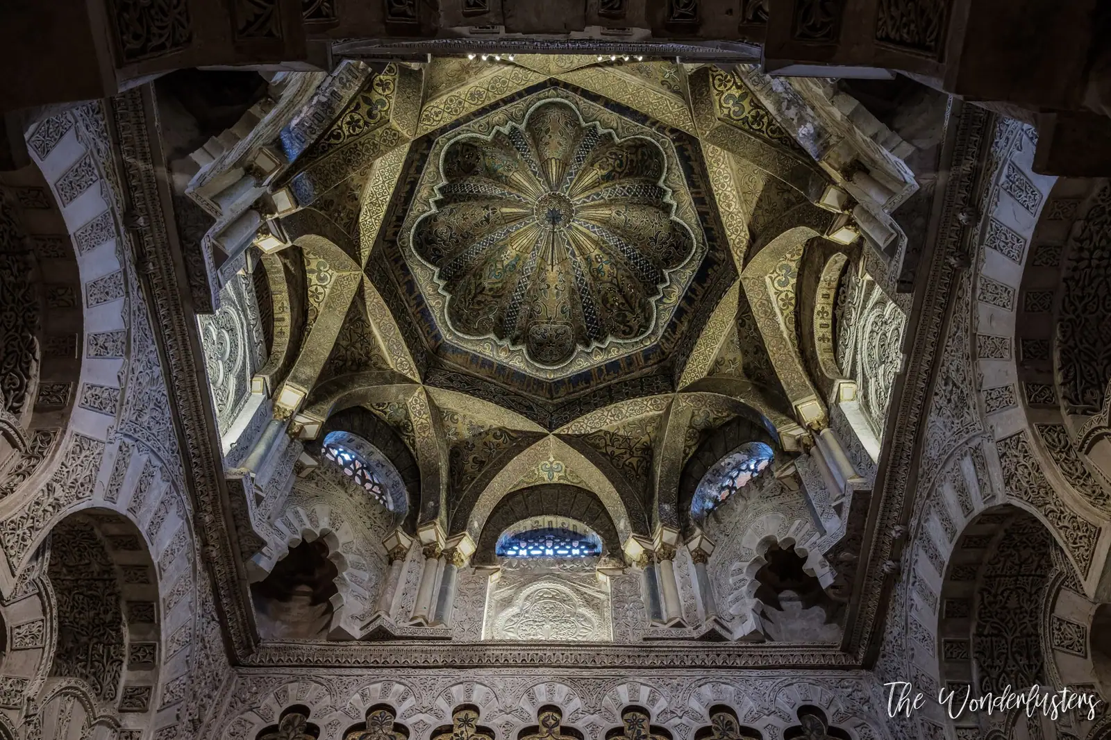 Arcades à l’intérieur de la mosquée-cathédrale de Cordoue