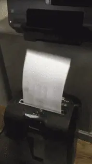 Imprimante qui fait passer une feuille directement dans une déchiqueteuse