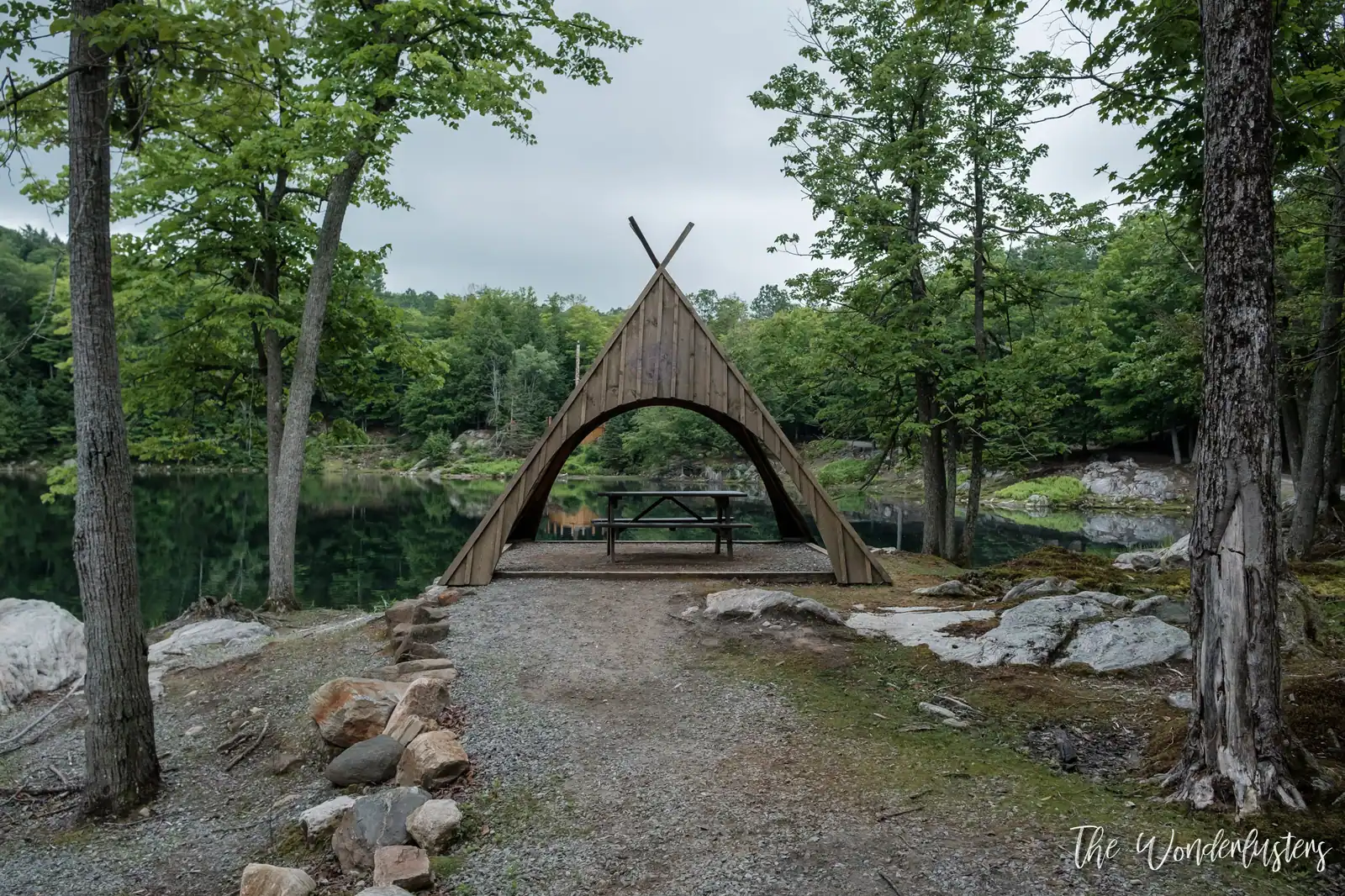 Totem sculpté sur le sentier des Premières Nations au Parc Oméga