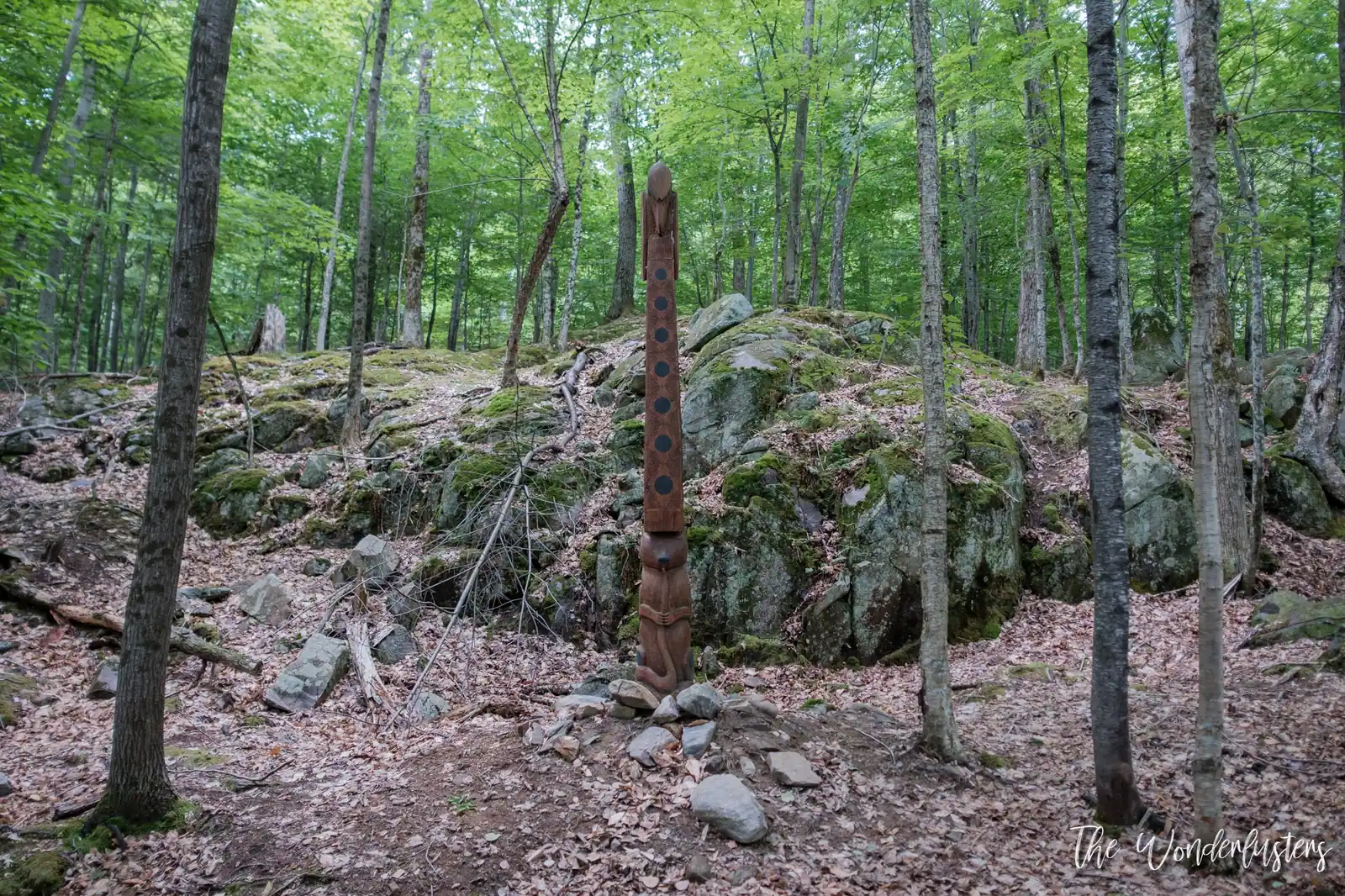 Totems le long du sentier des Premières Nations au Parc Oméga