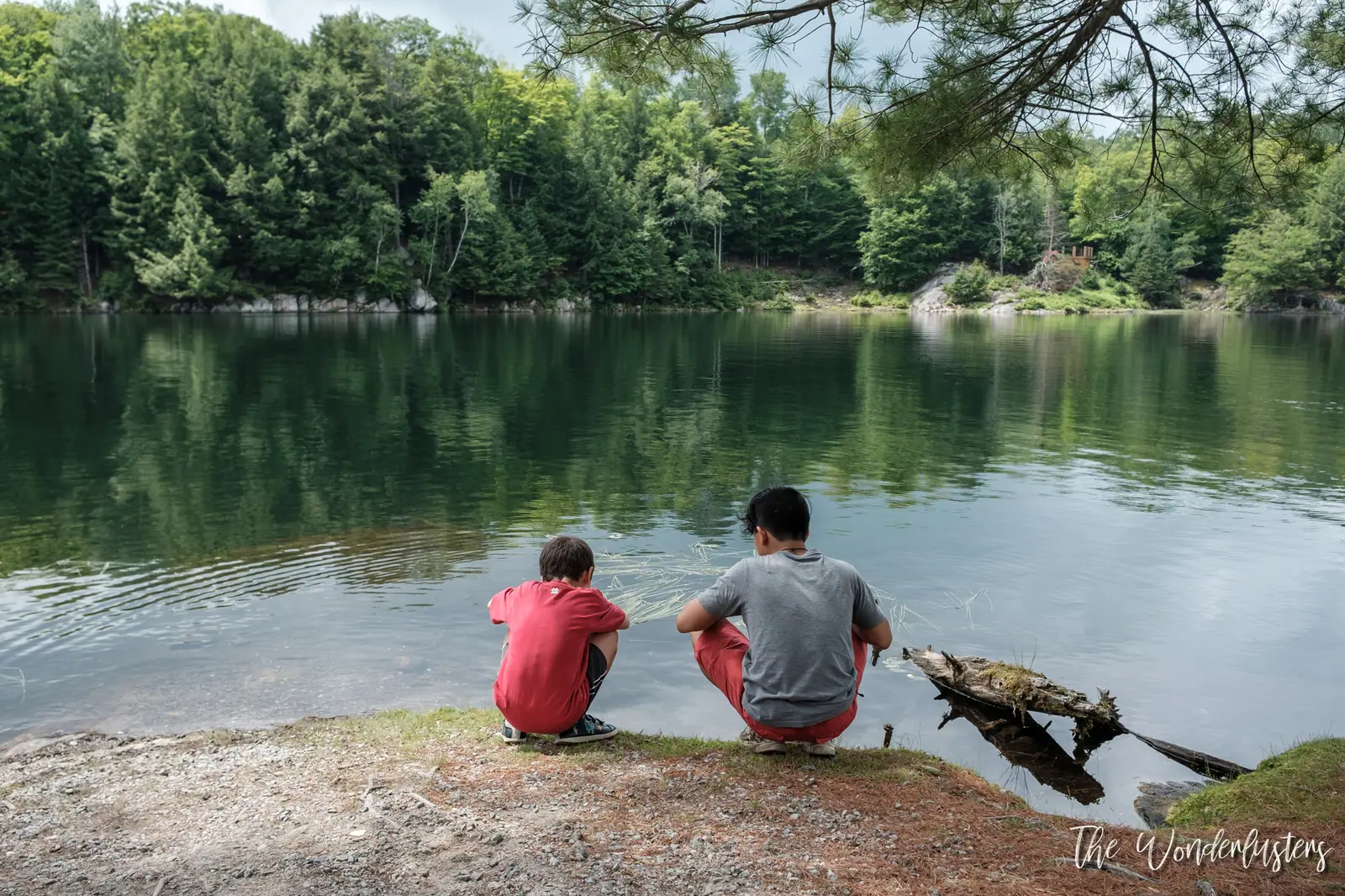Lac longé par le sentier des Premières Nations au Parc Oméga