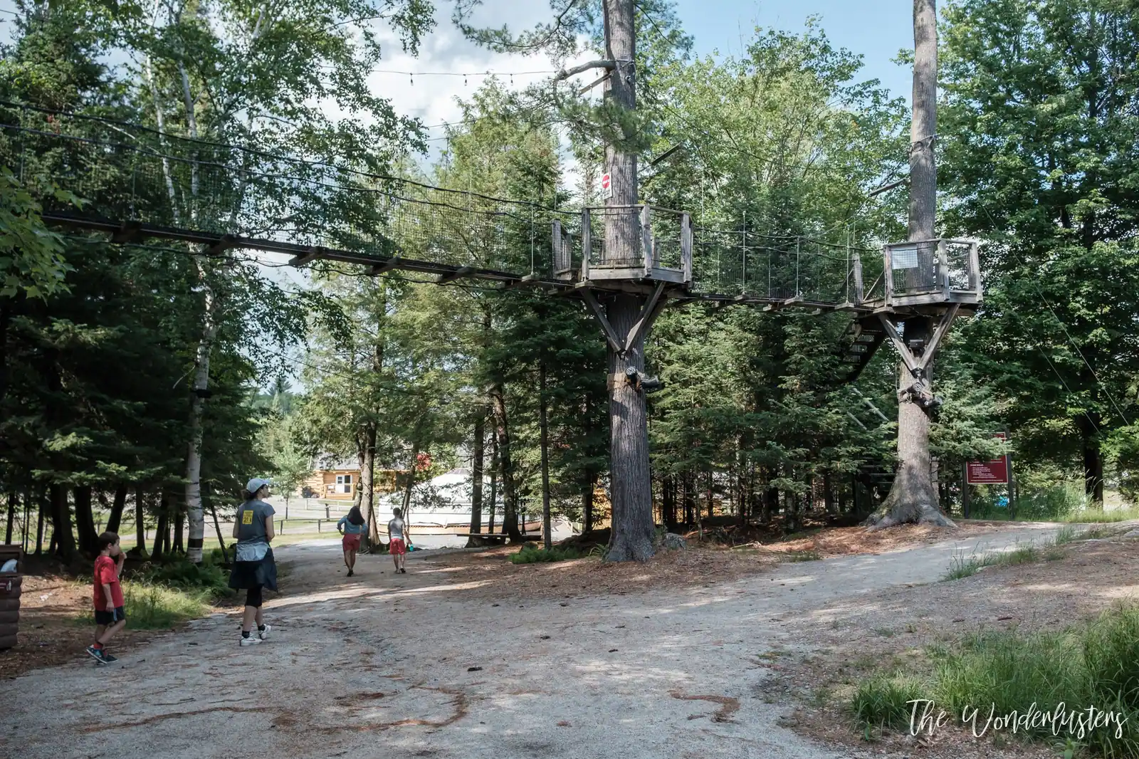 Bâtiments en bois de la Terre des Pionniers au Parc Oméga
